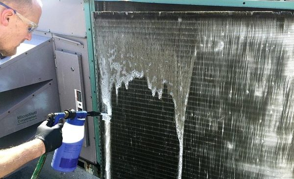 7 DIY Tips for Air Conditioners which are Surprisingly Effective Cleaning the condenser 1 | Technology
