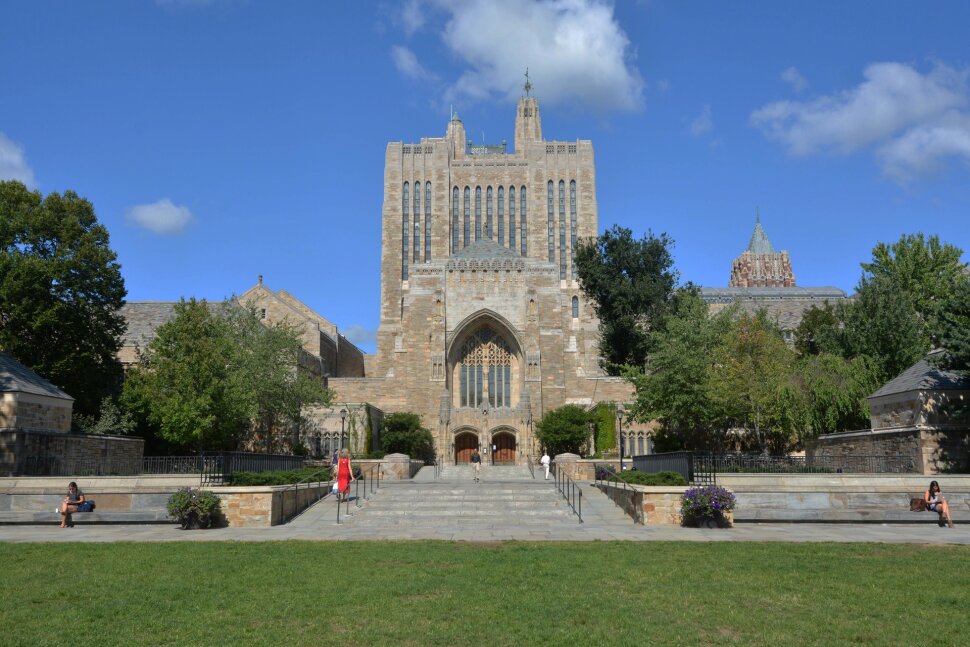 Top 10 Business Schools in the US 29 Top 10 Business Schools in the US Yale University | Business & Finance